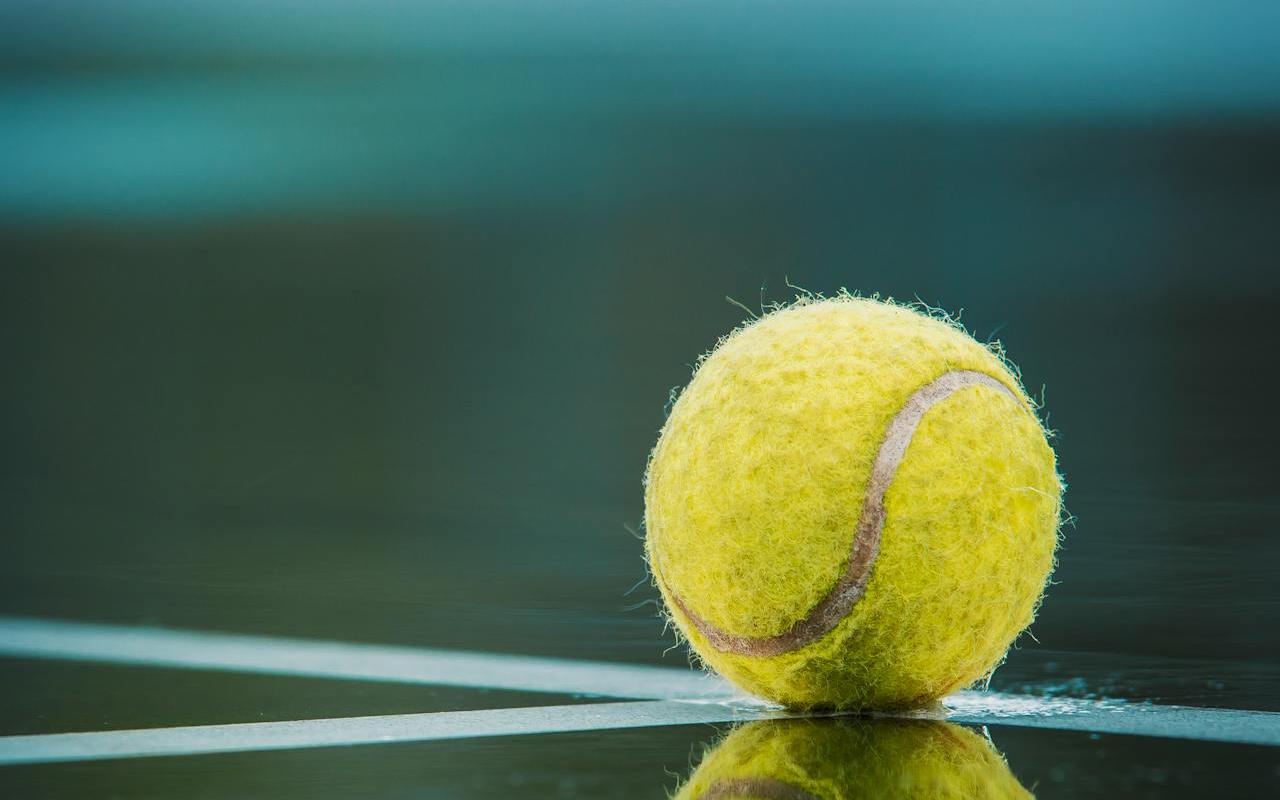 Loptica za tenis na sjajnoj podlozi